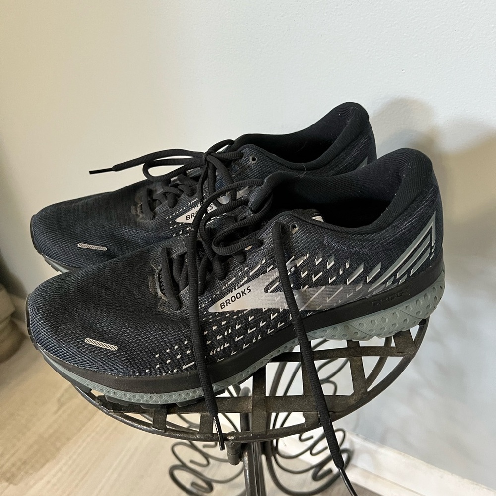 Brooks Ghost Sleek Black running Sneakers